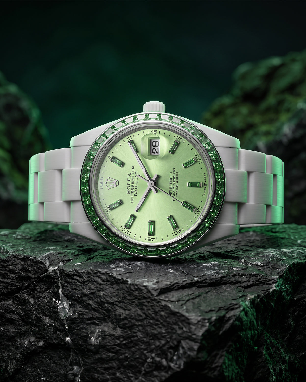 AET REMOULD TSAVORITE MISTY GREEN Rolex Datejust 首枚镶嵌天然宝石的白陶瓷 劳力士日志 EPOCH 系列 | WORLDTIMER