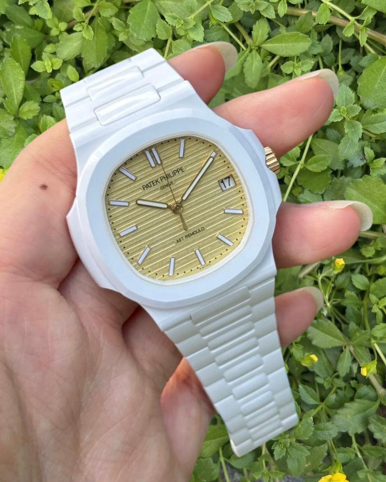 Patek Nautilus 5711J Gets a Custom YELLOW GOLD Makeover 百达翡丽 鹦鹉螺5711 黄金定制改造，奢华再升级 | WORLDTIMER