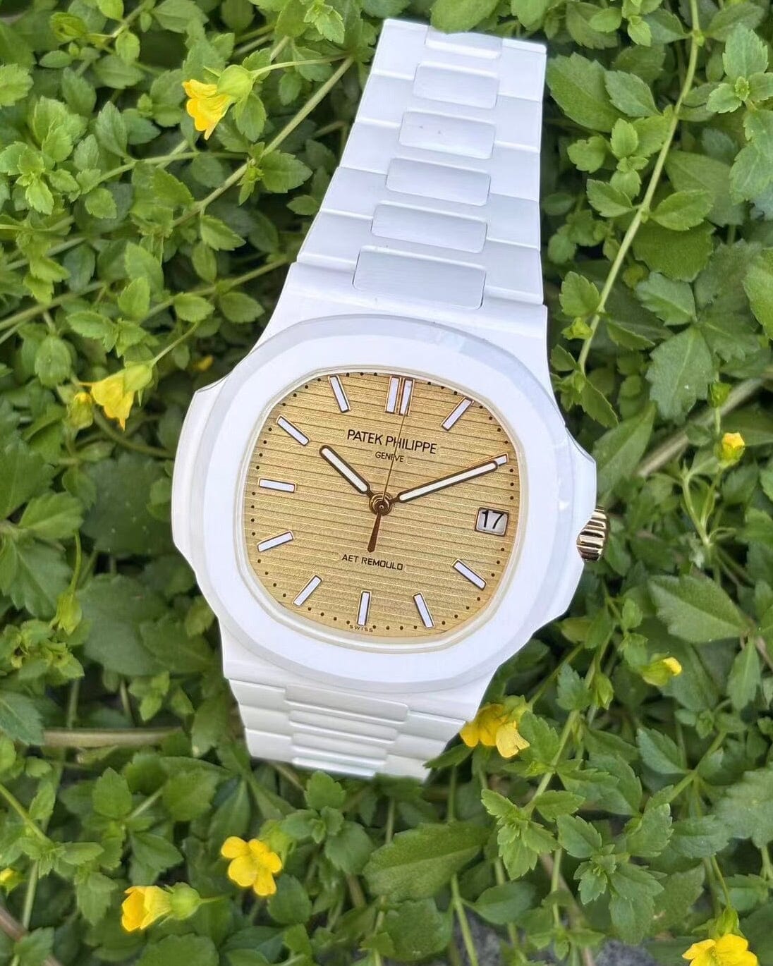 Patek Nautilus 5711J Gets a Custom YELLOW GOLD Makeover 百达翡丽 鹦鹉螺5711 黄金定制改造，奢华再升级 | WORLDTIMER