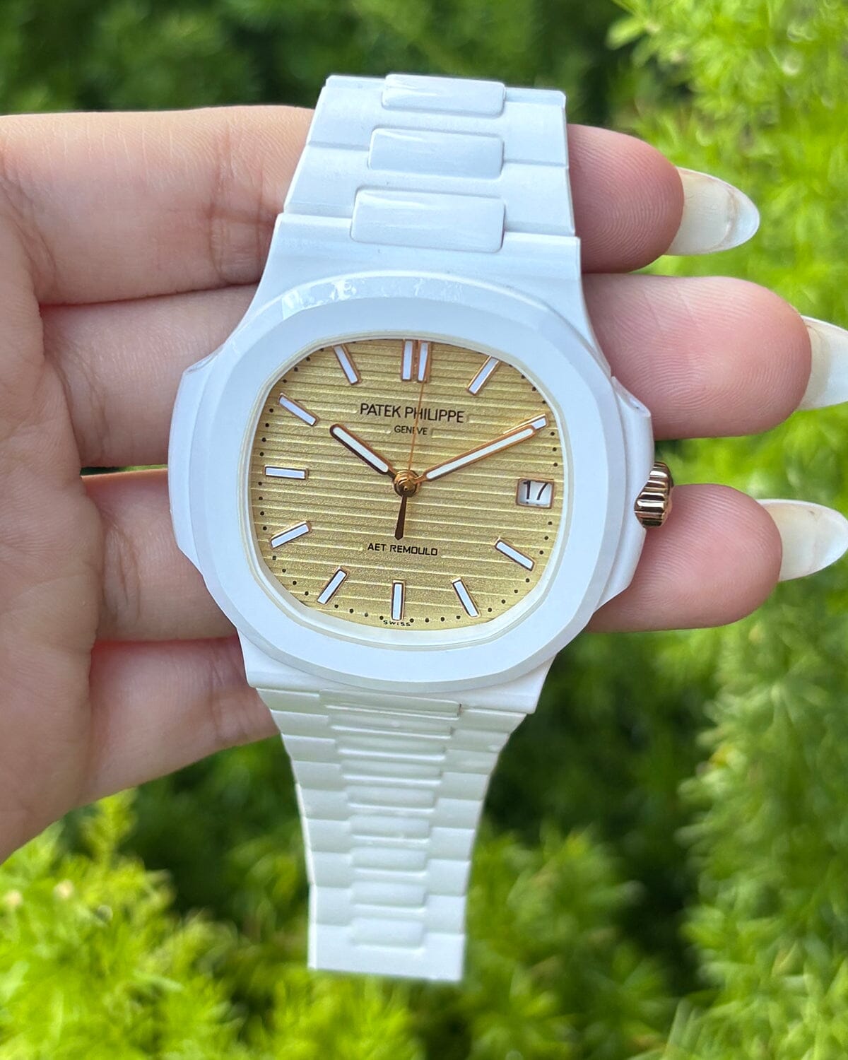 Patek Philippe Nautilus 5711J Gets a Custom YELLOW GOLD Makeover 黄金魅力加持！百达翡丽鹦鹉螺 5711J 焕新登场 | WORLDTIMER