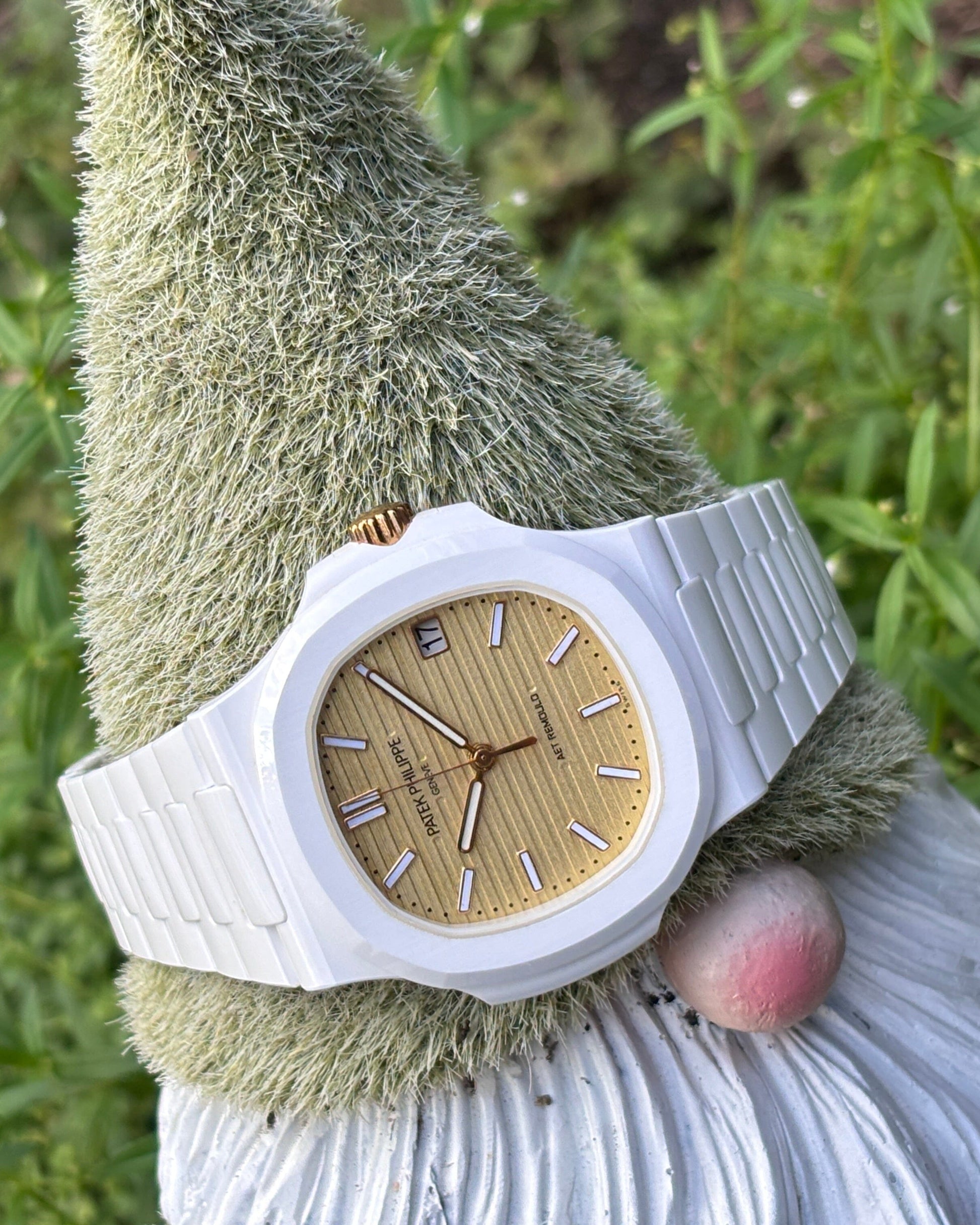 Patek Philippe Nautilus 5711J Gets a Custom YELLOW GOLD Makeover 黄金魅力加持！百达翡丽鹦鹉螺 5711J 焕新登场 | WORLDTIMER